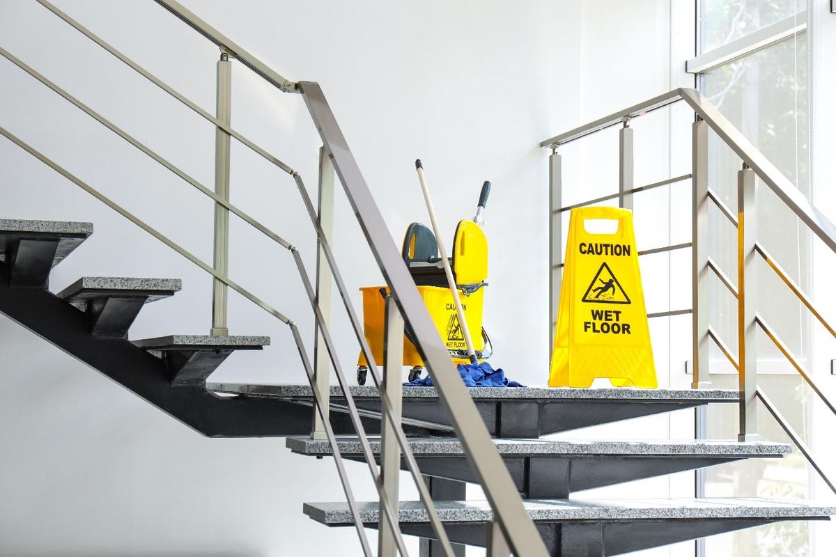 Putzutensilien stehen auf einer Treppe