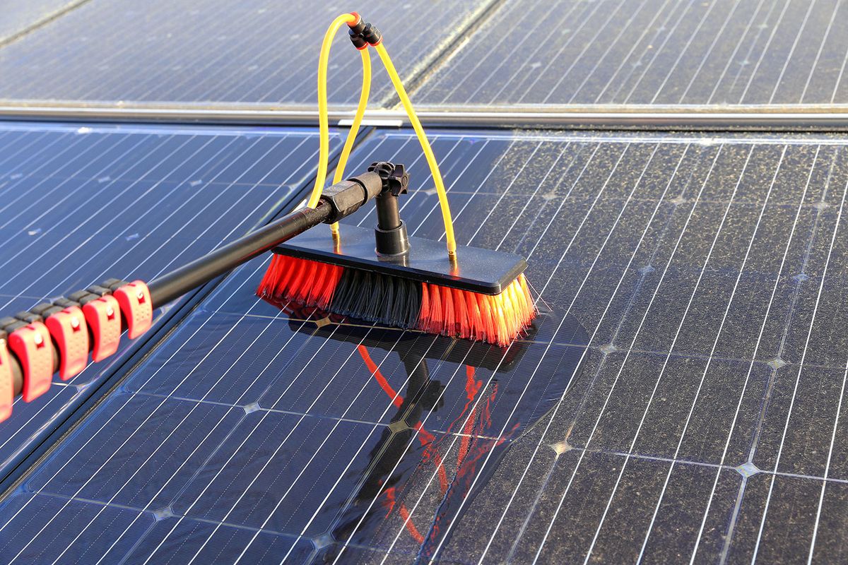 Spezialbesen wird benutzt um Solarzelle zu reinigen