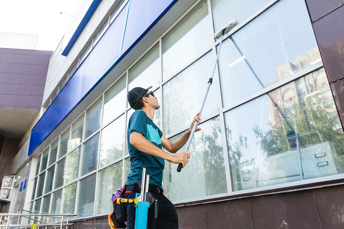 Person reinigt Fenster